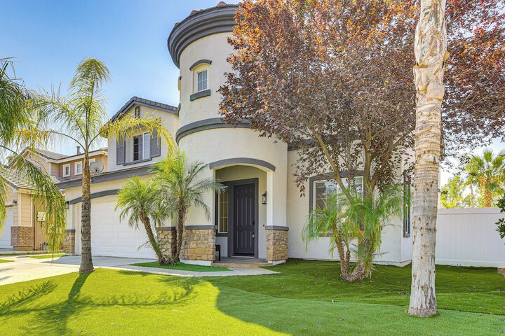 Mtn-view Gem w / Private Yard: Luxe Beaumont Home