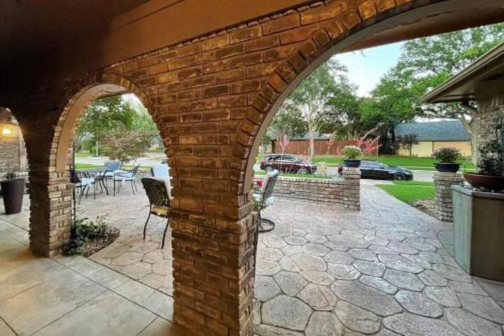 Cheerful 5 Bedroom Home with Heated Pool