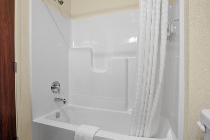 Cobblestone Hotel & Suites - Newport
