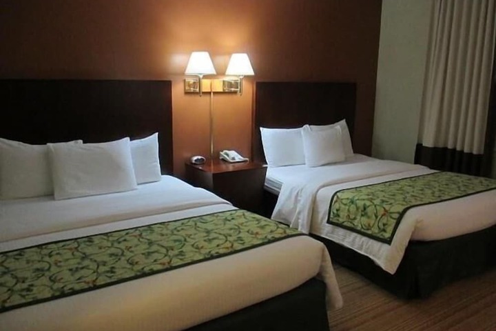 Red Carpet Inn & Suites