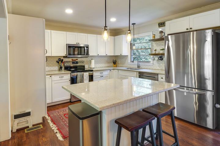 Southern Pines Vacation Rental w / Deck & Grill!