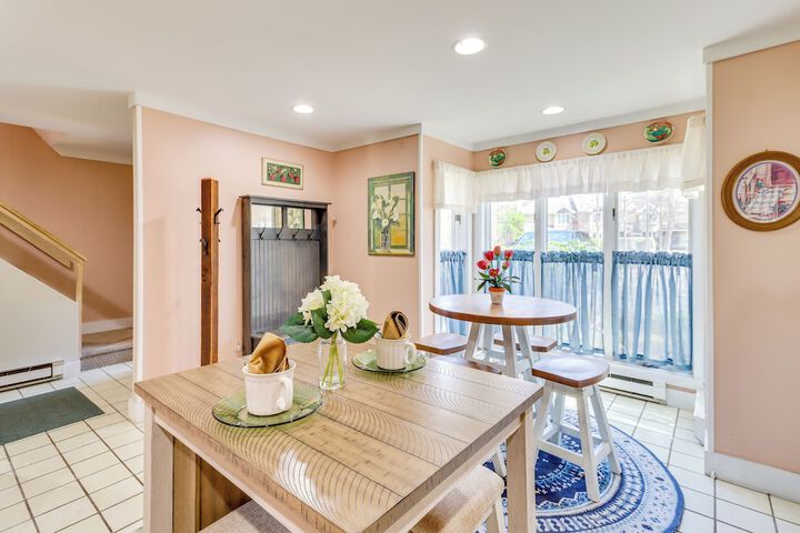 Hike Golf & Explore: Pocono Pines Townhome