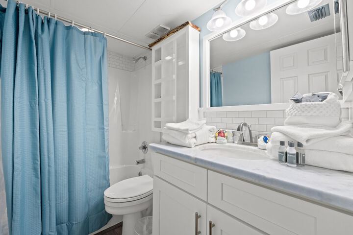 Room 43 of 202