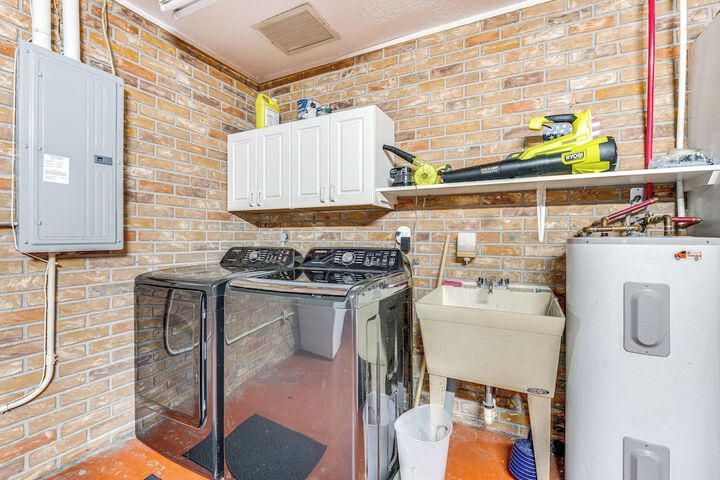 Spacious Tavares Home w / Private Outdoor Oasis!