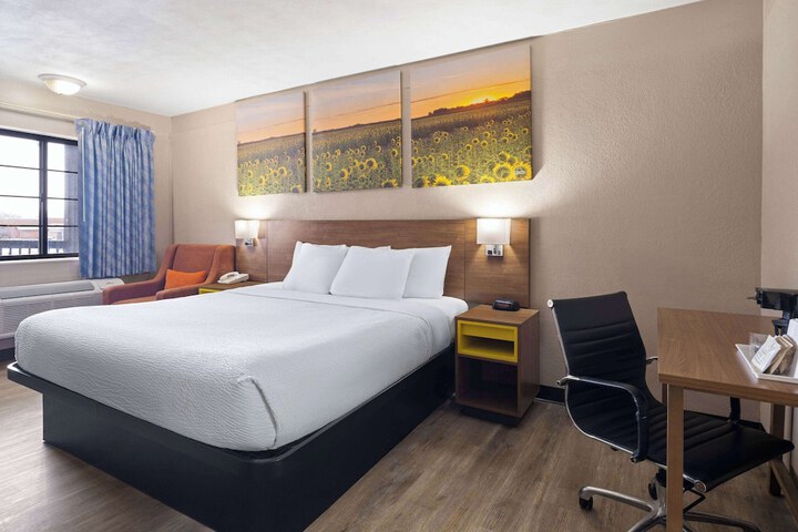 Days Inn & Suites by Wyndham Kokomo