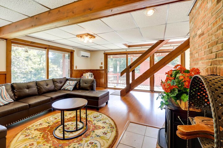 Spacious Woodbury Home w / Pool + Hot Tub!