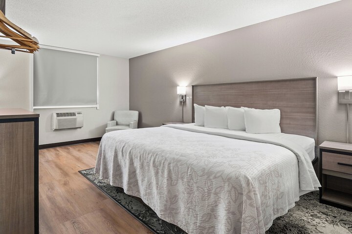 Red Roof Inn PLUS+ Belleville