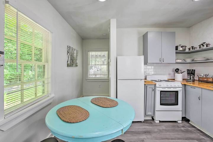 Quaint Leeds Studio w / Yard 18 Mi to Birmingham!