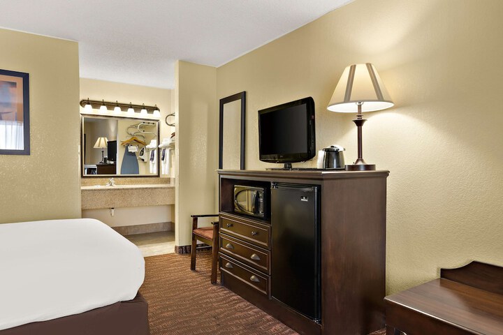 Room 33 of 62