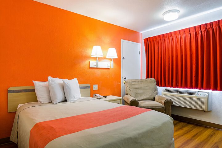 Room 25 of 33