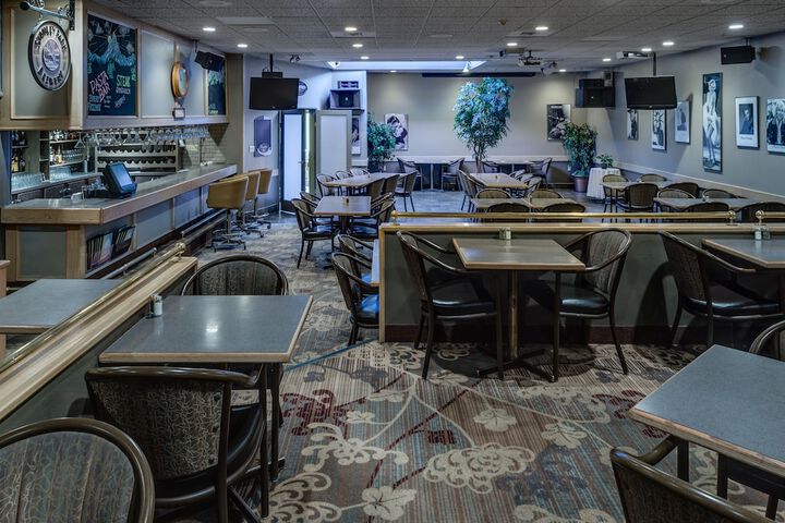 Lounge 17 of 21