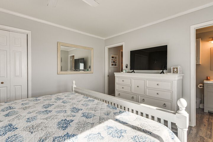 Ocean Isle Beach Condo w / Balcony: Steps to Shore!