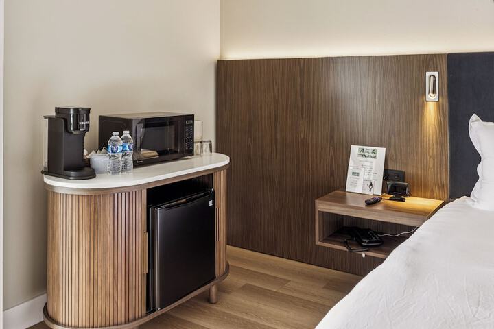 456 Embarcadero Inn & Suites