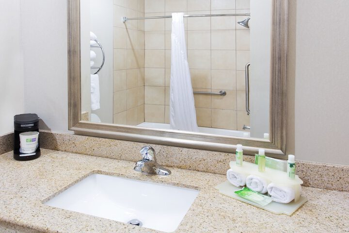 Holiday Inn Express Hotel & Suites Alvarado by IHG