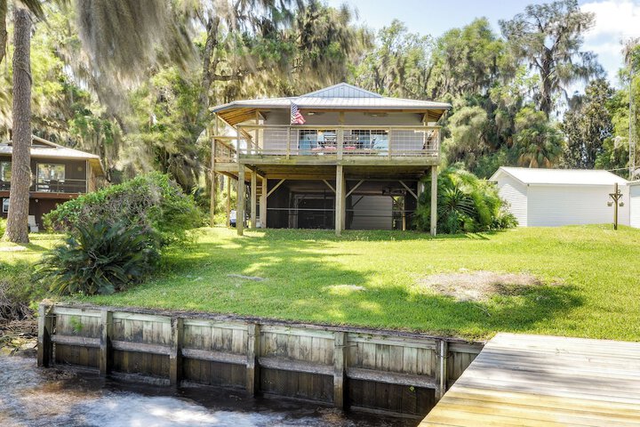 Renovated Crescent Lake Escape w / Waterfront Deck!