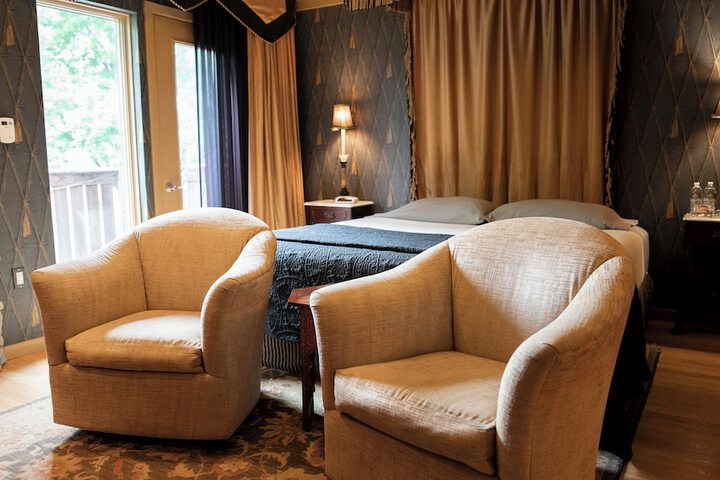Twin Pine Manor Bed & Breakfast