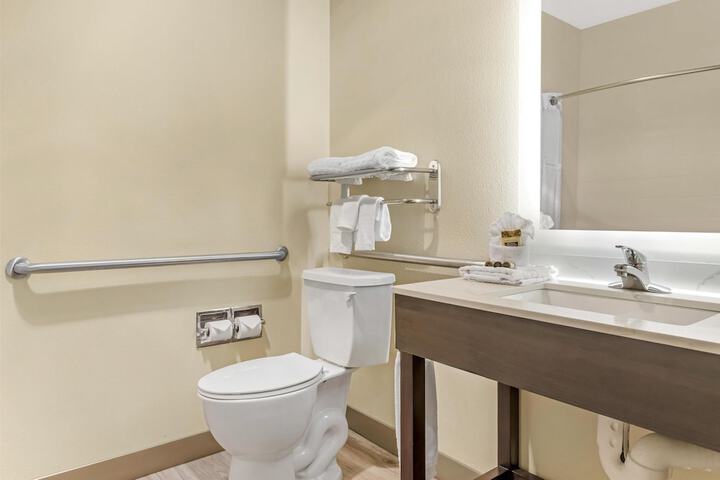 Best Western Plus Monica Royale Inn & Suites