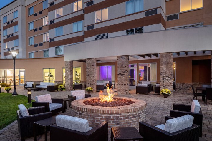 Courtyard by Marriott Charleston Downtown / Civic Center
