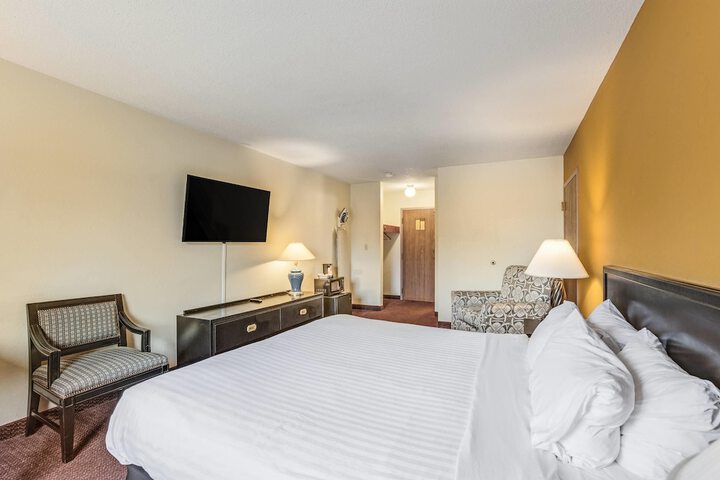 Econo Lodge Whitehall near Michigans Adventure