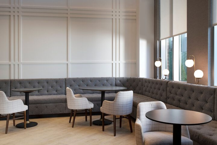Lounge 33 of 41