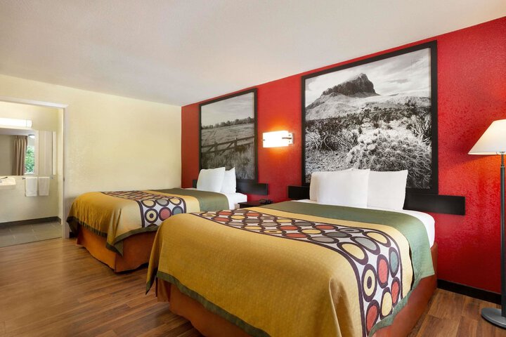 Room 17 of 28