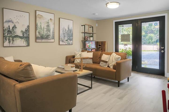 Lounge 106 of 112