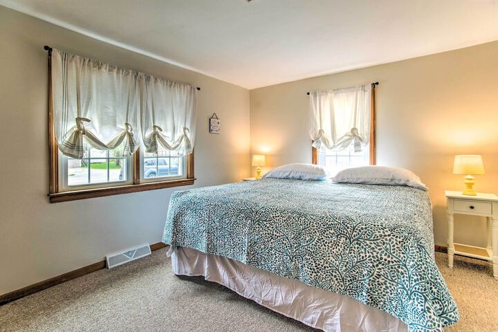 Traditional Cape Cod Cottage: Walk to Beach!