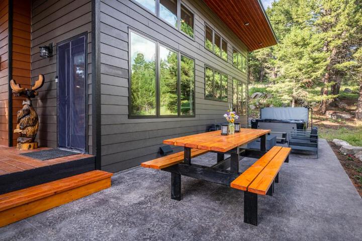 Granite Moose Hideaway Cabin