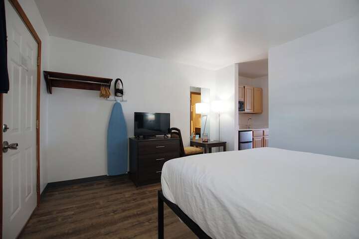 Snyders Shoreline Inn