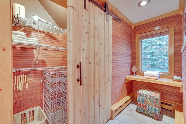 Ski-in / ski-out w/ Sauna in Jay Ski Peak Resort!