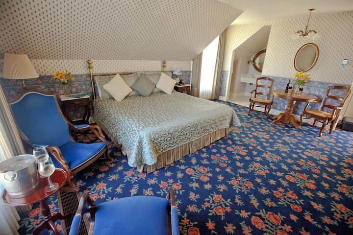 Room 4 of 8