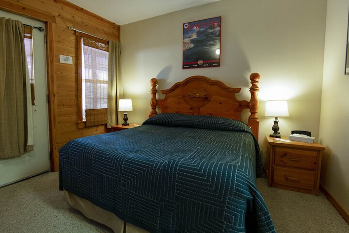 Whittakers Motel & Historic Bunkhouse