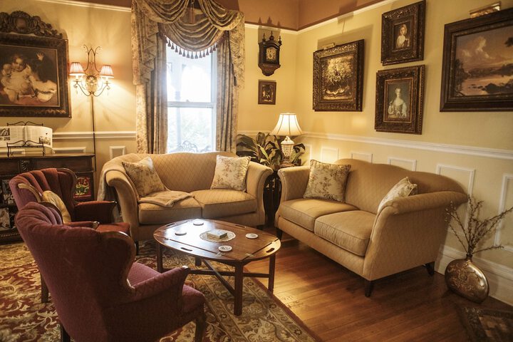 Lounge 72 of 87