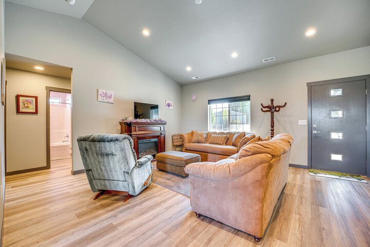 Charming Home Half-mi to Potholes State Park