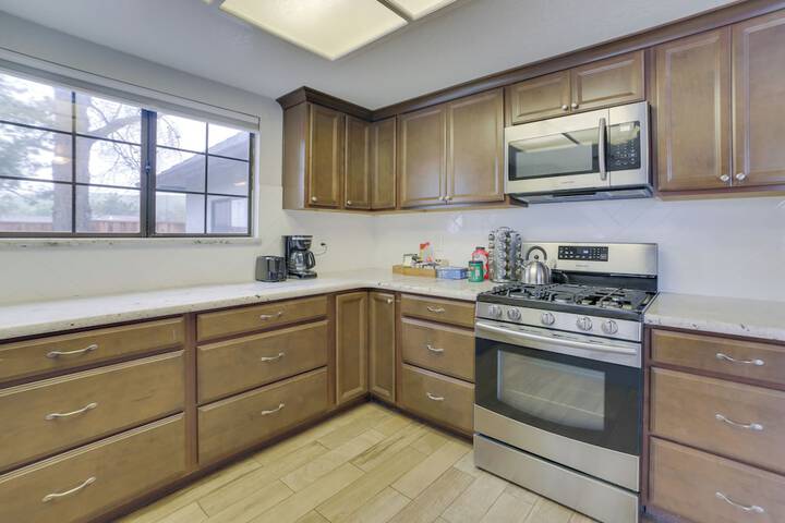 Pet-friendly Hollister Getaway w / Grill!