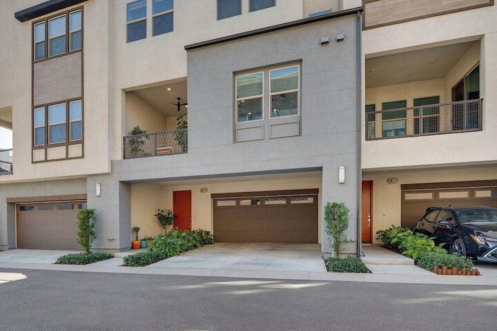 12 Mi to Dtla! Multi-level Charmer w / Pool Access