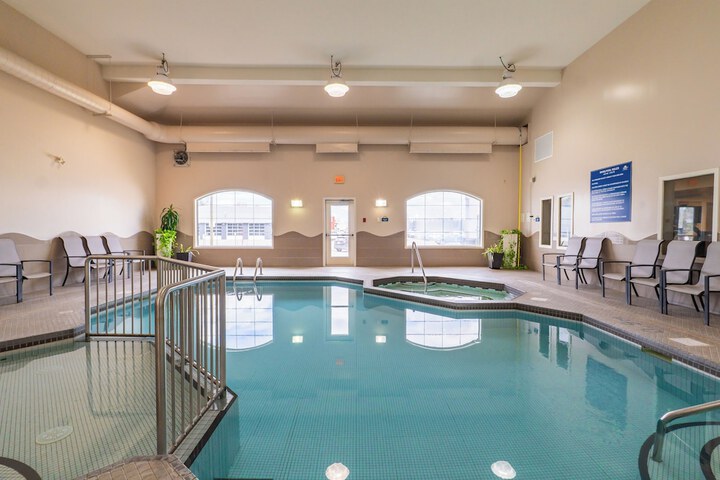 Days Inn & Suites by Wyndham Brandon