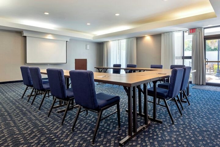 Courtyard by Marriott North Charleston Airport / Coliseum