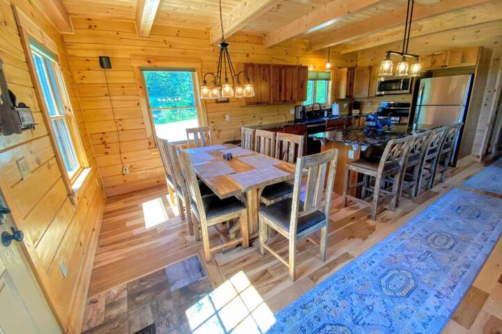 UV Log home with direct Cannon Mountain views Minutes to attractions Fireplace Pool Table AC