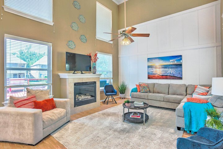 Beautiful Montgomery Home w / Lakefront Deck!