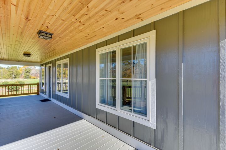 Modern Clarkesville Cottage w / Decks & Patio!