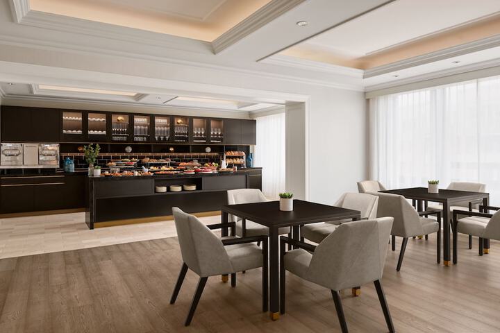Lounge 100 of 108