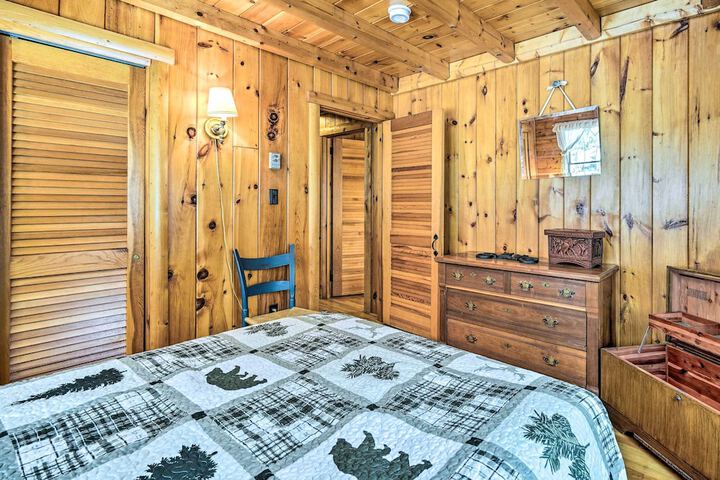 Andover Cabin Retreat w / Hot Tub & Fireplace!