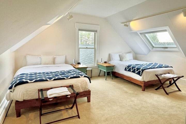 Cozy Stay w Fireplace Near Gunstock Laconia