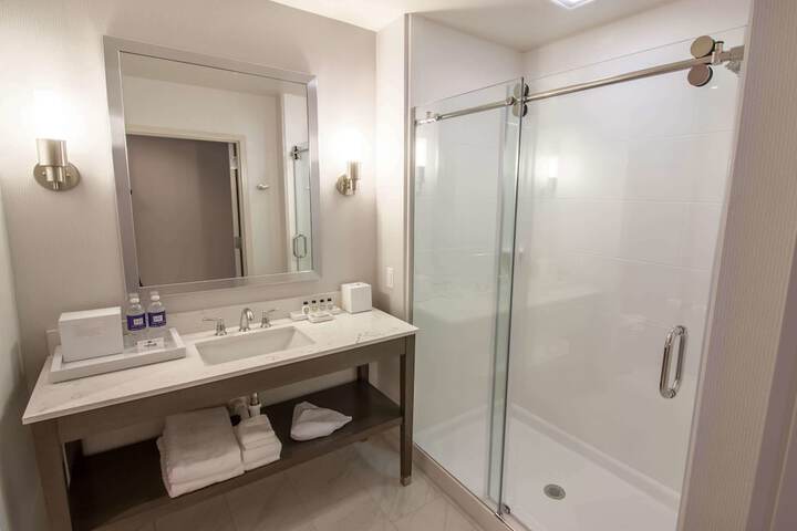 Hotel Renovo Des Moines UrbandaleTapestry Collection Hilton