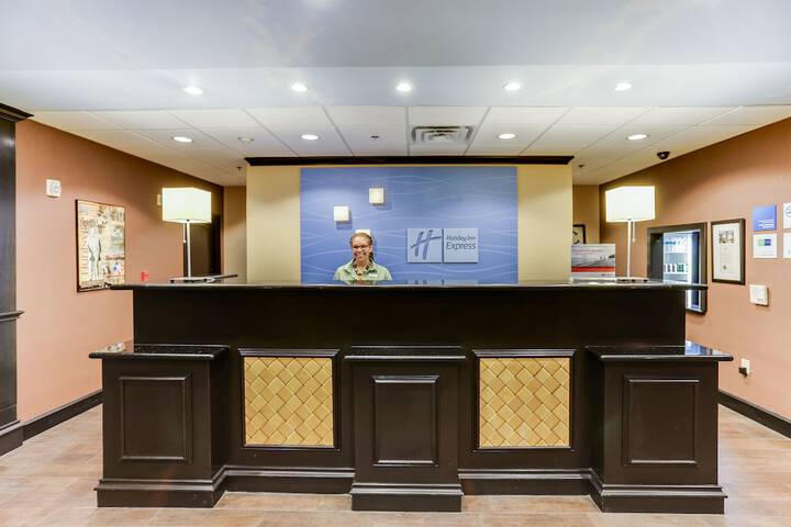 Holiday Inn Express Hotel & Suites Huntsville by IHG