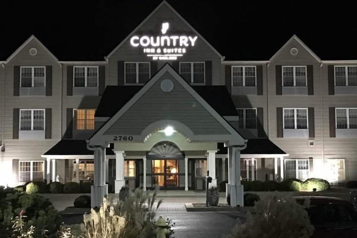 Country Inn & Suites by Radisson Salina, KS