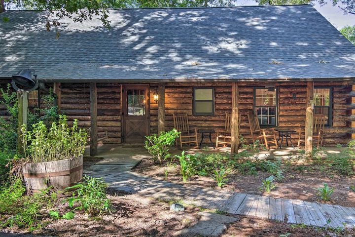 Secluded Cabin w / Spacious Kitchen & Dining Area!
