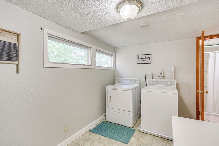 Lakefront Family Retreat w / Private Dock!
