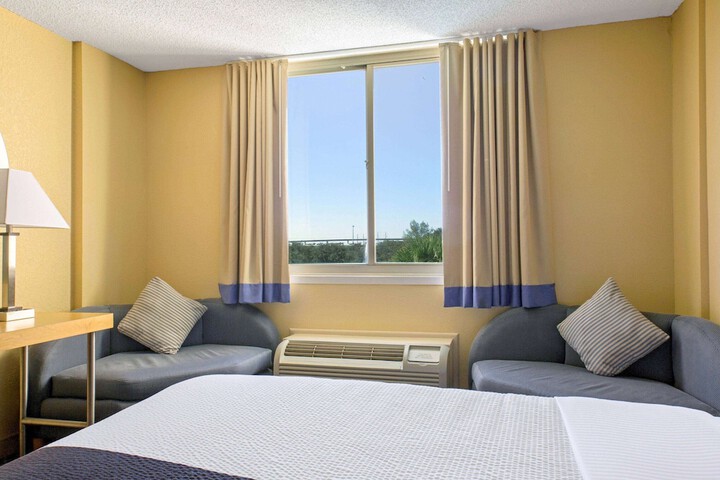 La Quinta Inn & Suites by Wyndham Sunrise
